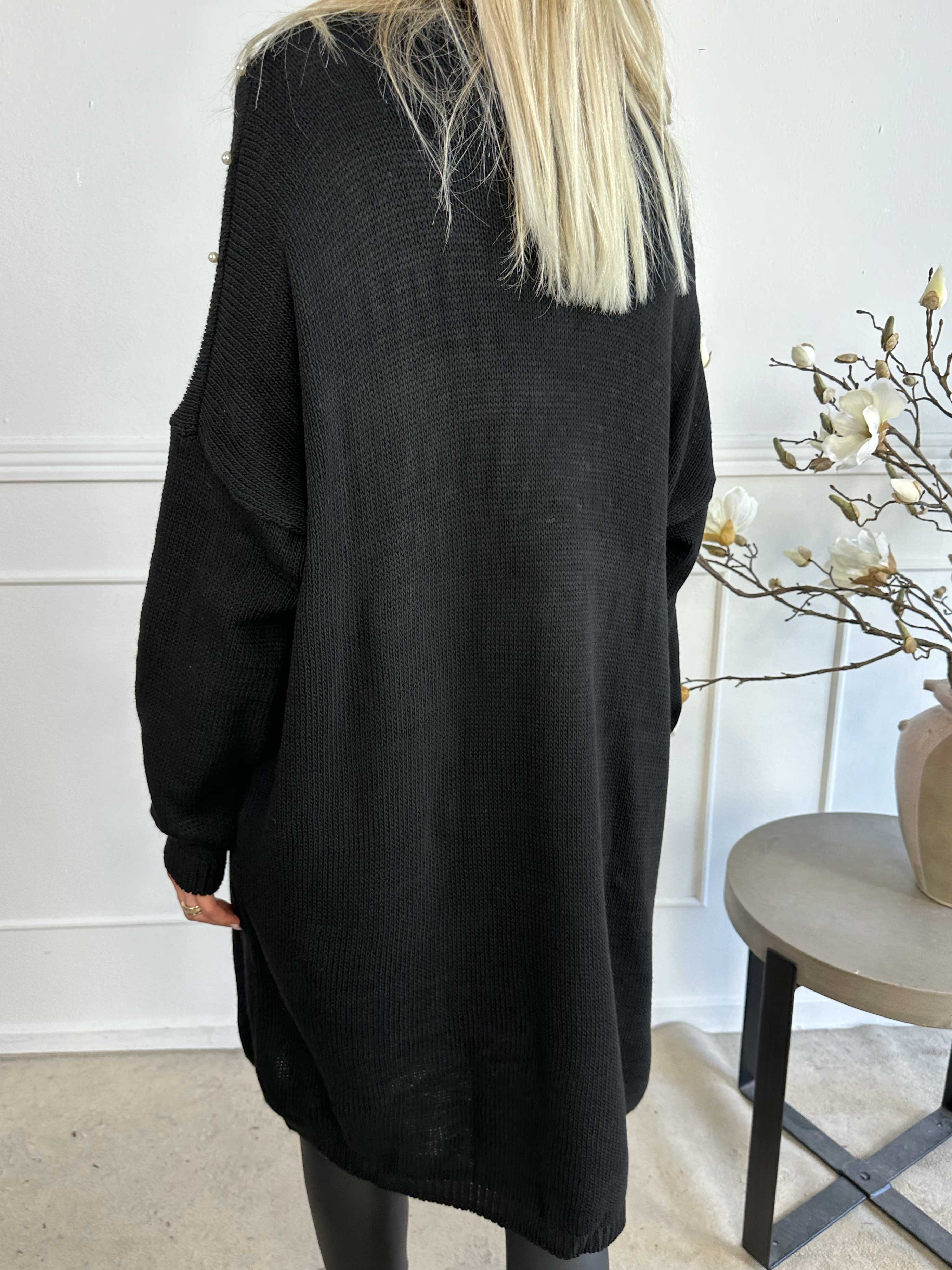 Desire - Stickad klänning med polokrage och vita pärlor